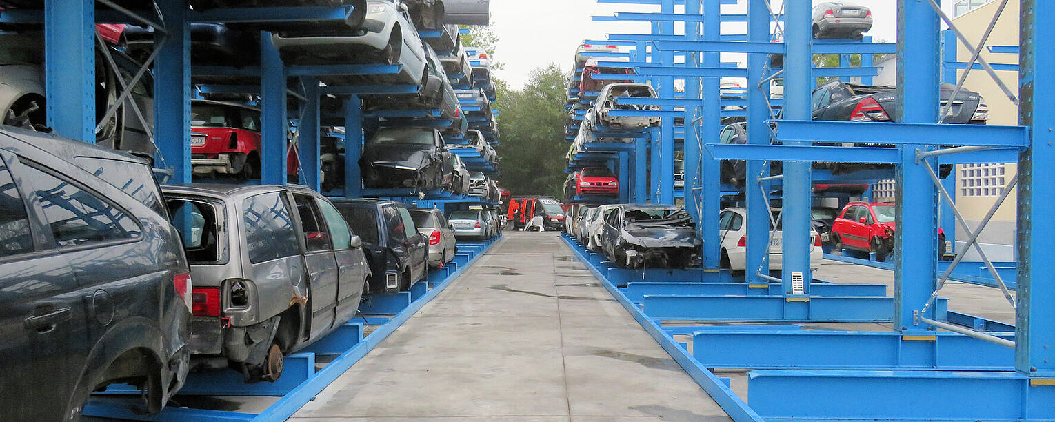 [Translate "Slovenia"] Cantilever racking Car dismantler