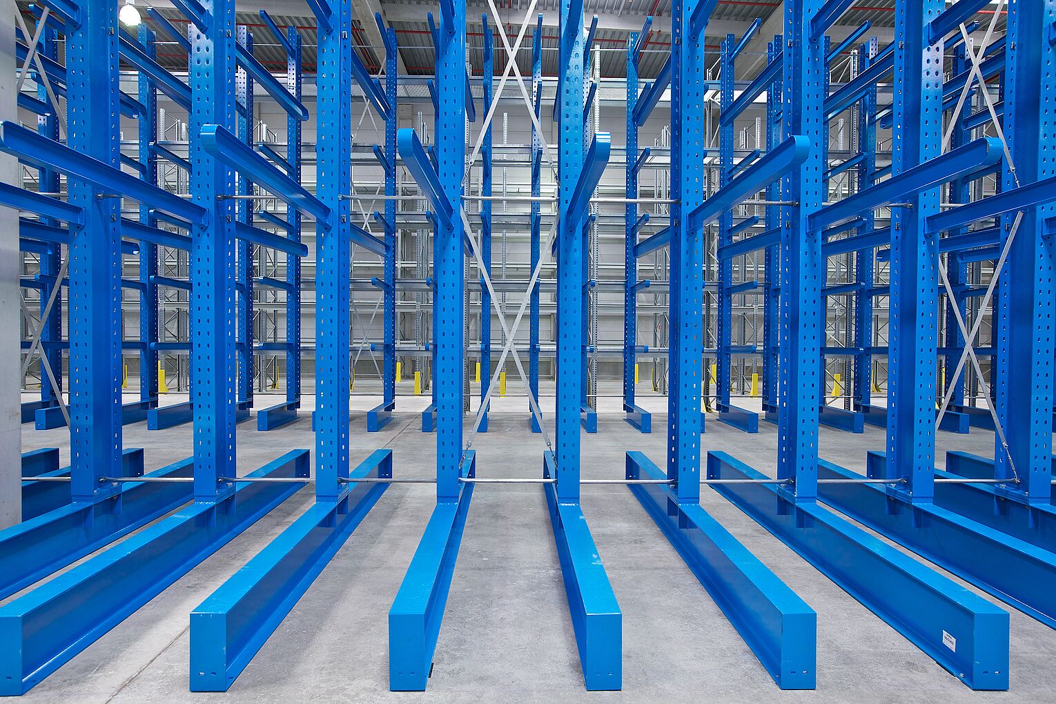 [Translate "Slovenia"] Cantilever racking system by OHRA