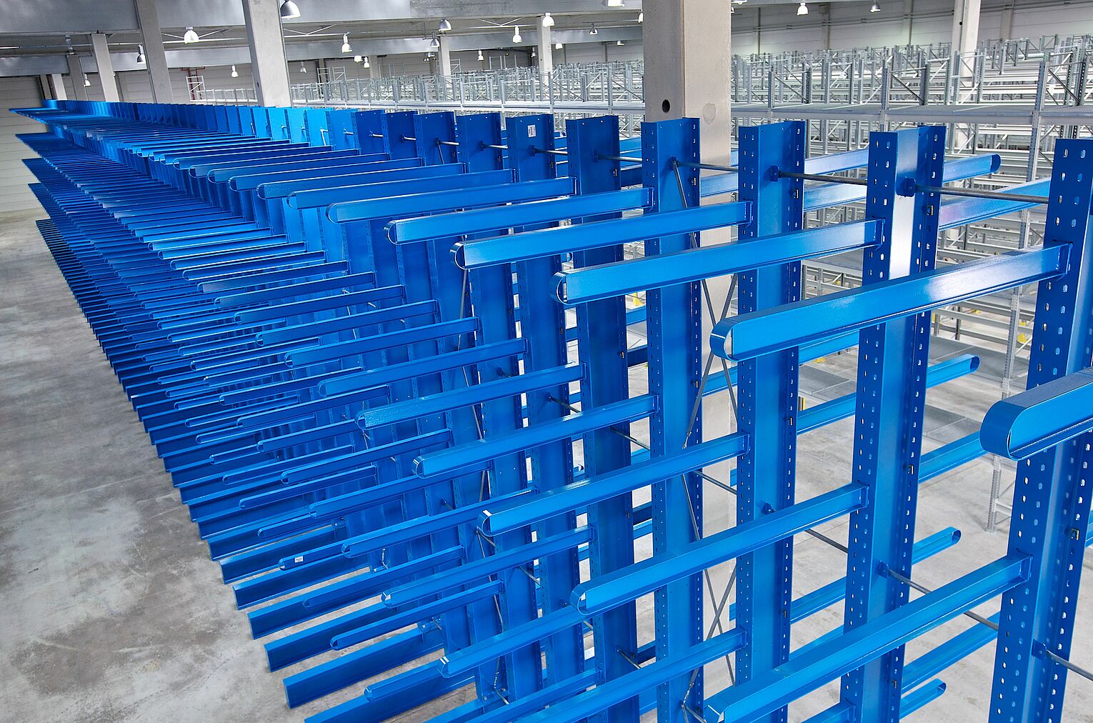 [Translate "Slovenia"] Cantilever racking system by OHRA