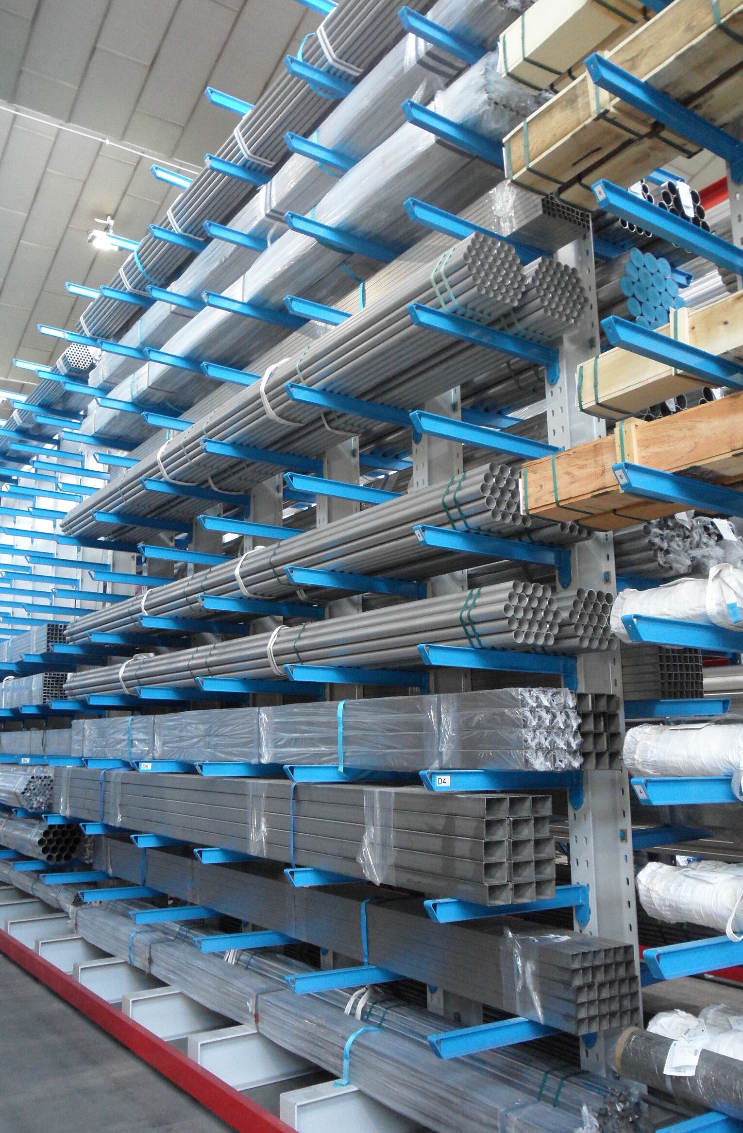 [Translate "Slovenia"] Cantilever racking metal trade
